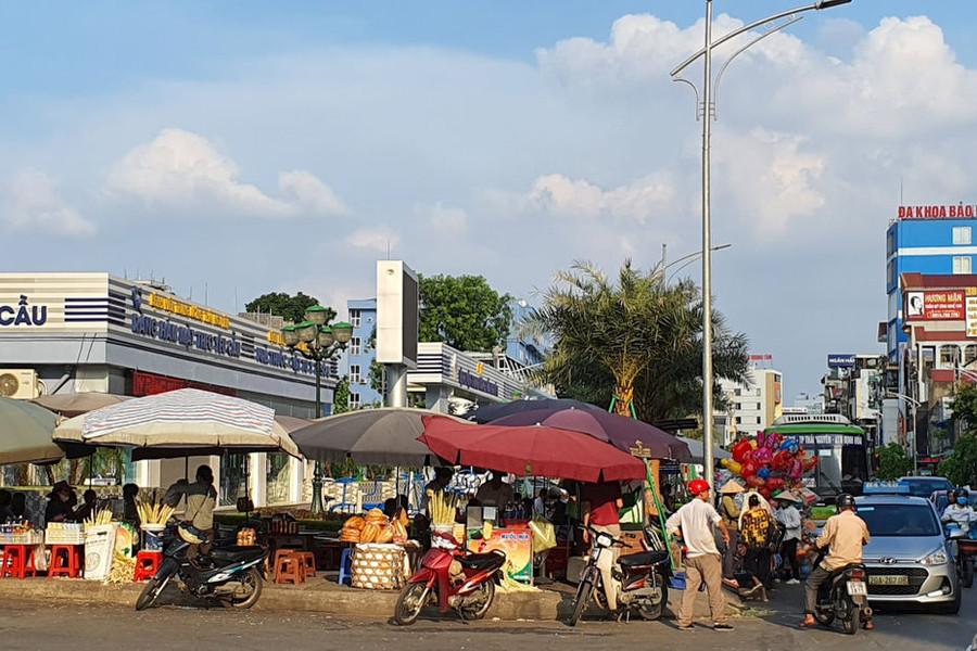 Cần dẹp bỏ tình trạng bán hàng lấn chiếm vỉa hè trước cổng Bệnh viện Trung ương Thái Nguyên
