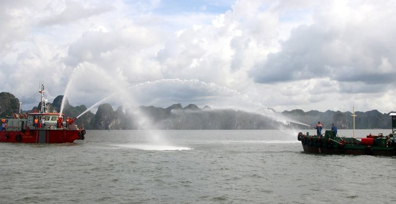 Quảng Ninh: Diễn tập phương án chữa cháy tàu chở dầu trên vịnh Hạ Long