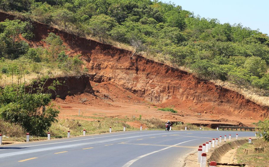 Đắk Nông: Tái diễn tình trạng san lấp đất trái phép trên quốc lộ 14