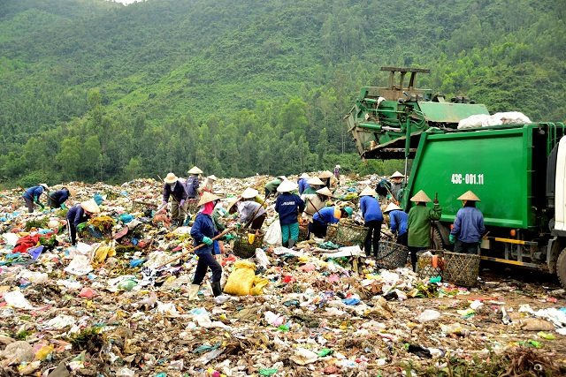 Đà Nẵng: Vận động người dân tạm dừng thu nhặt phế liệu tại bãi rác Khánh Sơn