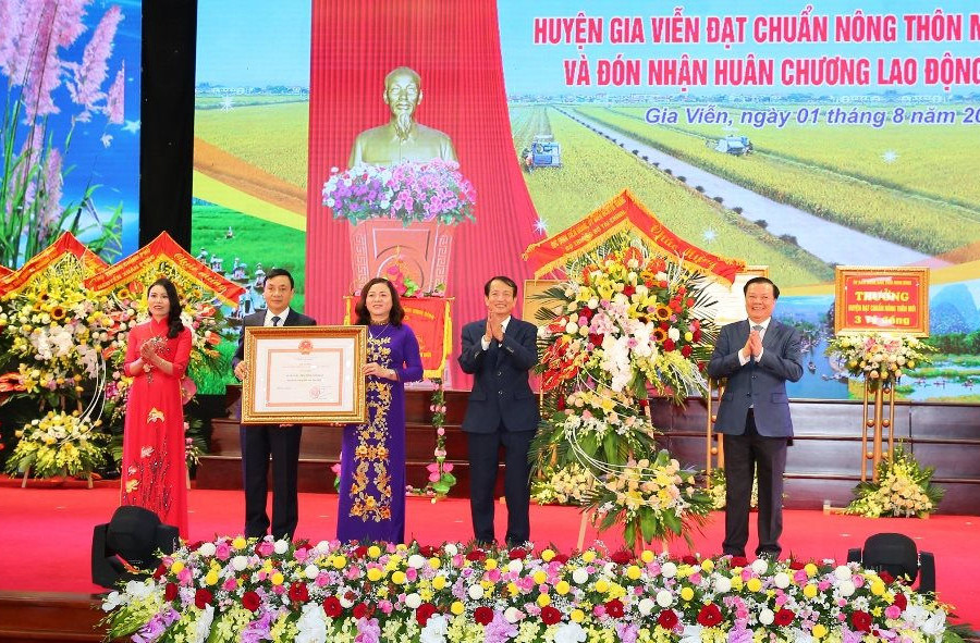 Ninh Bình: Huyện Gia Viễn đón Bằng công nhận huyện đạt chuẩn nông thôn mới