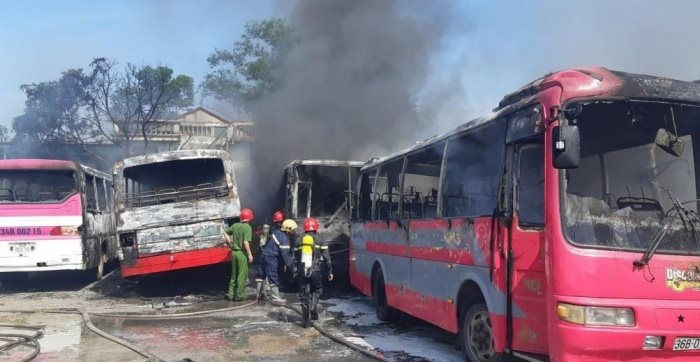 Thanh Hóa: Cháy bãi xe tự phát, 6 chiếc ô tô  chở khách bị thiêu rụi