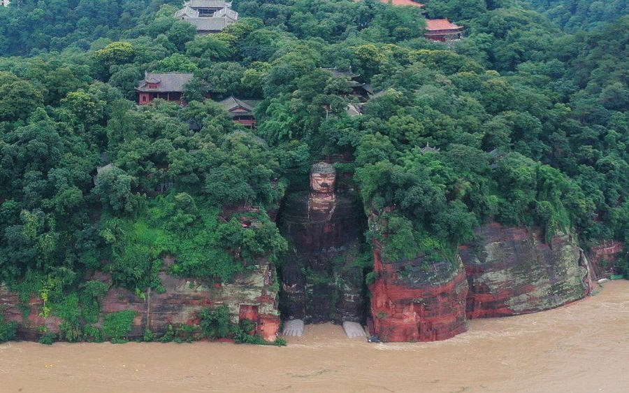 Trung Quốc sơ tán 100.000 người khi lũ lụt đe dọa khu di sản