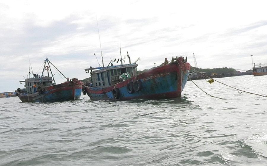 Quảng Bình: Bắt giữ 2 tàu cá khai thác thủy hải sản sai tuyến trên biển