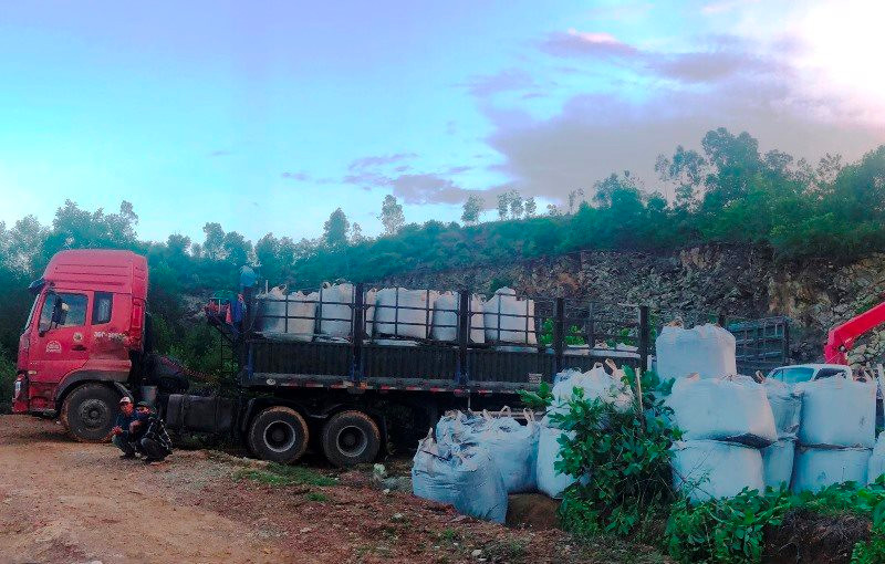 Thanh Hóa: Điều tra  xe tải chở hàng chục tấn chất thải lạ đang đổ trộm
