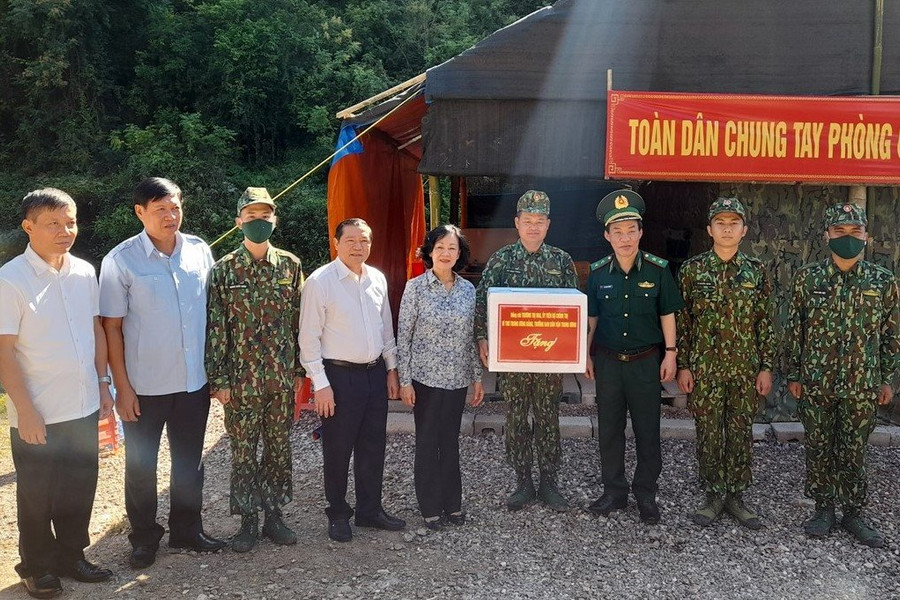 Đồng chí Trương Thị Mai, Trưởng Ban Dân vận Trung ương thăm, động viên và tặng quà cán bộ, chiến sĩ BĐBP Cao Bằng