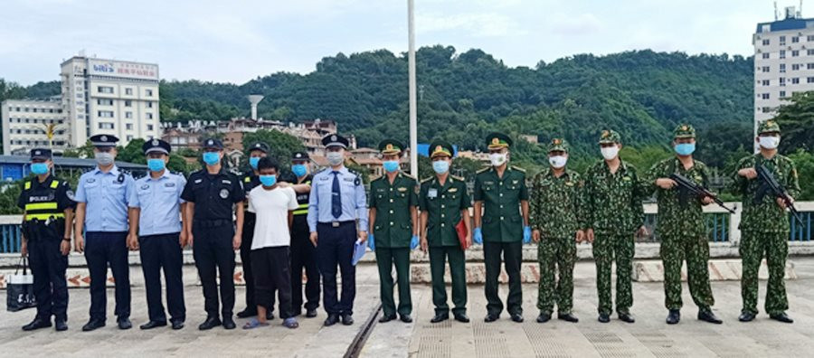 Lào Cai: Trao trả đối tượng người Trung Quốc có lệnh truy nã đặc biệt