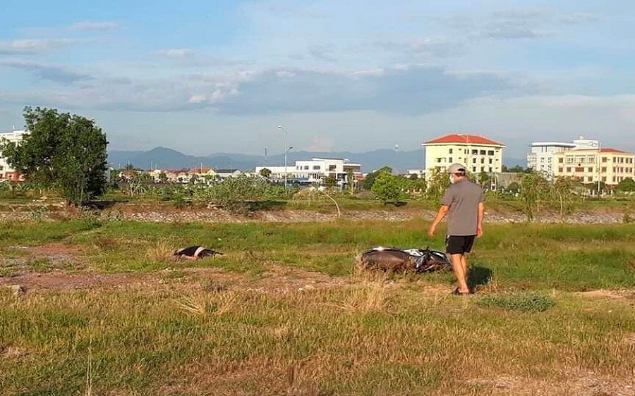 Quảng Bình: Tá hỏa phát hiện thi thể nam thanh niên trên bãi cỏ