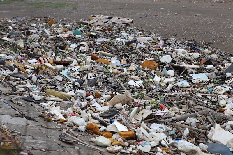 Bãi biển sinh thái Rạng Đông “ngập ngụa” trong rác thải