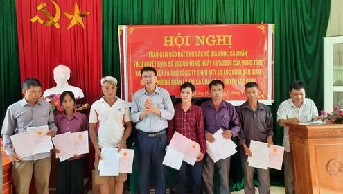 Lạng Sơn: 30 hộ dân đầu tiên được trao GCNQSD đất sau khi công ty lâm nghiệp bàn giao