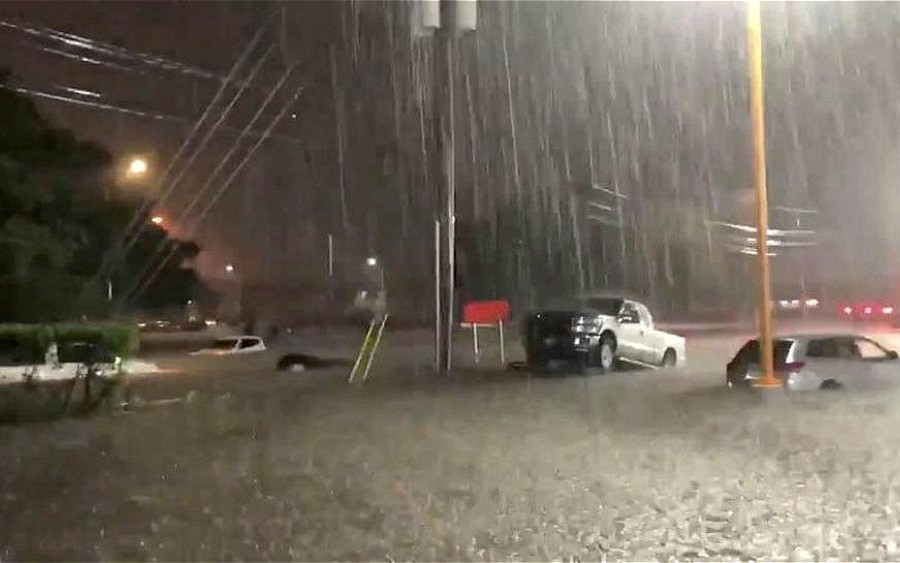 Mỹ: Bão Beta đổ bộ đất liền, gây mưa lớn và ngập lụt đường phố