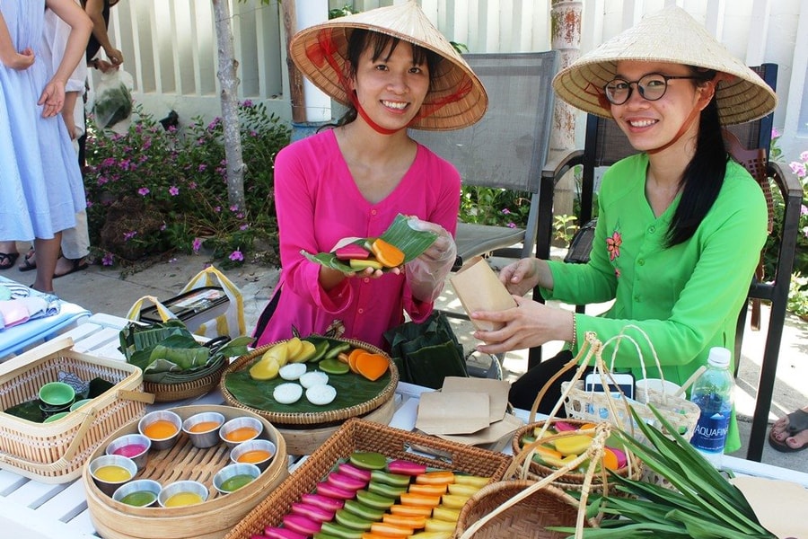 Độc đáo chợ phiên làng chài Tân Thành - Hội An chỉ dùng túi giấy và lá chuối