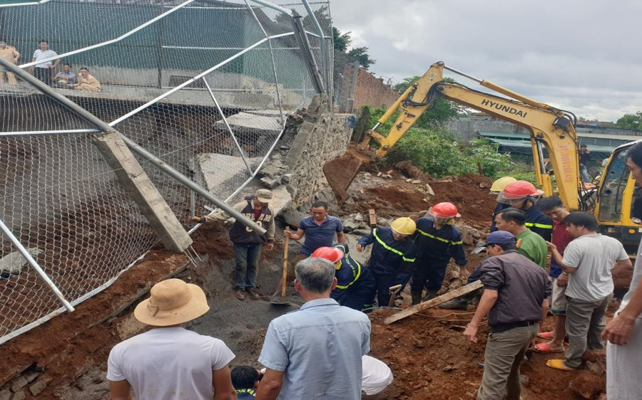 Đắk Nông: Sập bờ kè sân tennis phòng Cảnh sát giao thông làm một người tử vong