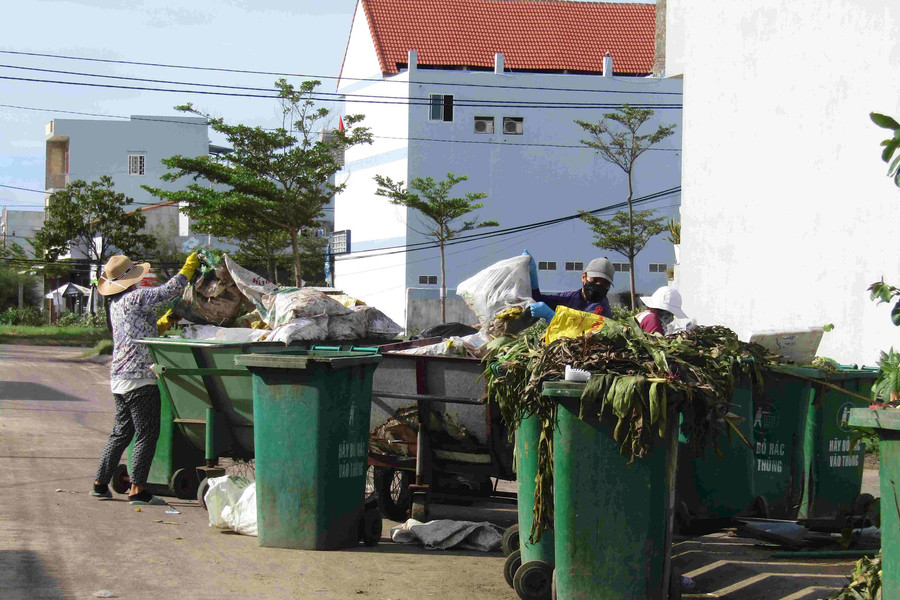Bình Định: Dân kêu trời vì điểm vận chuyển rác tại chợ Nhơn Lý bốc mùi hôi thối 