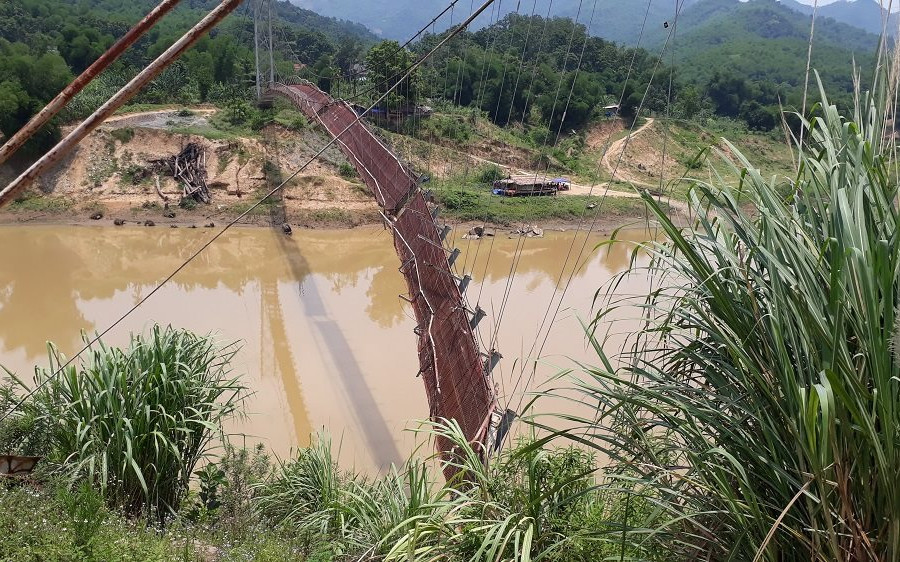 Quan Hóa (Thanh Hóa): Cầu treo hư hỏng nặng, dân bất chấp nguy hiểm qua sông bằng đò