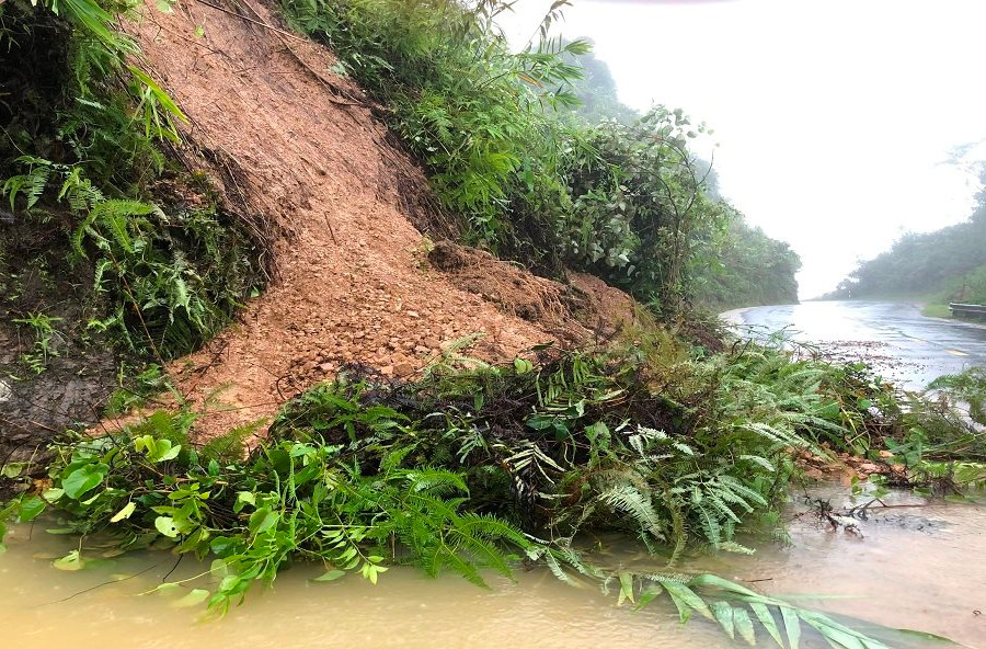 Thừa Thiên Huế: Sạt lở nặng ở Quốc lộ 49, thủy điện tiếp tục điều tiết nước