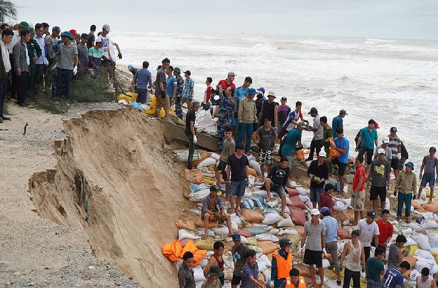 Thừa Thiên Huế: Xử lý khẩn cấp các điểm sạt lở ven biển