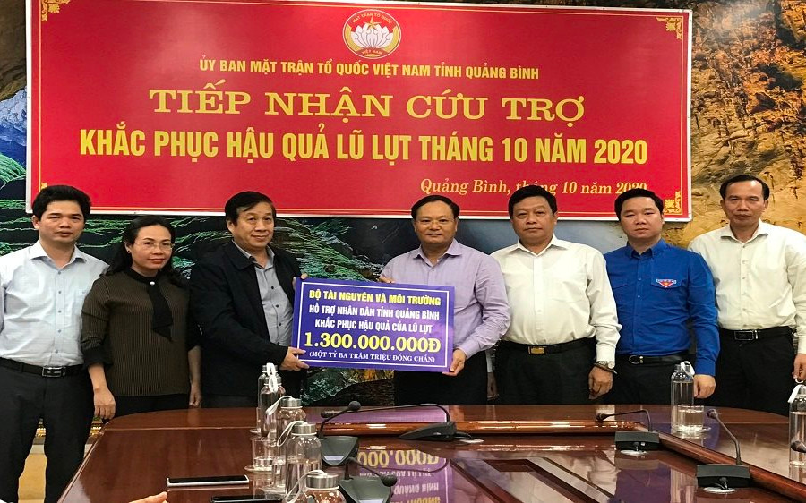 Đoàn công tác Bộ TN&MT thăm hỏi, trao quà người dân vùng lũ Quảng Bình