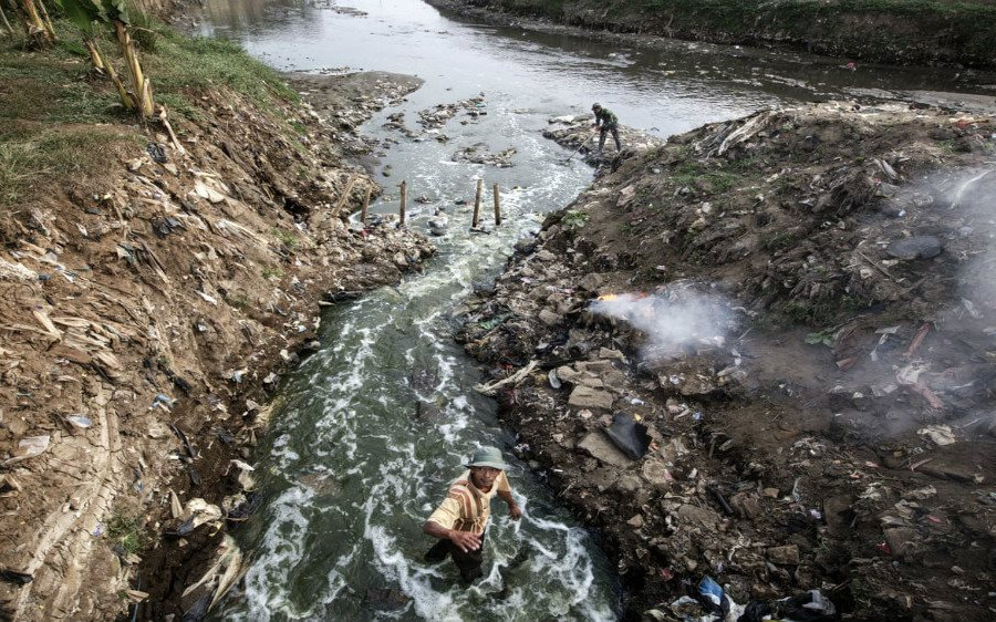 Vốn là thiên đường, sông Citarum (Indonesia) đang nghẹt thở vì hóa chất và rác thải