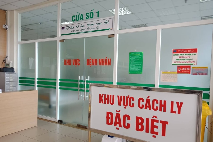 Nữ chuyên gia người Hungary mắc COVID-19