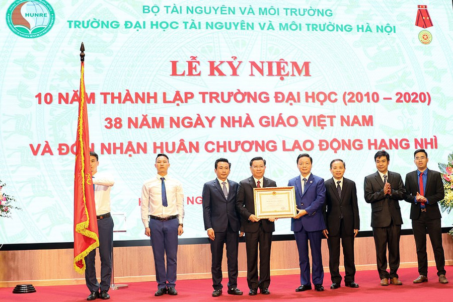 Trường Đại học TN&MT Hà Nội nhận Huân chương Lao động hạng Nhì