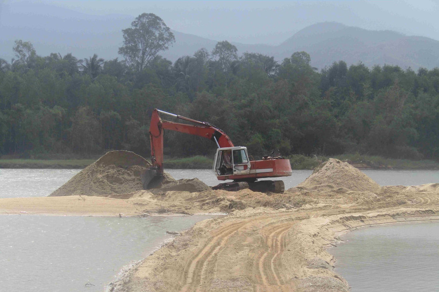 Bình Định: Doanh nghiệp bất chấp lệnh cấm khai thác cát vào mùa mưa lũ 