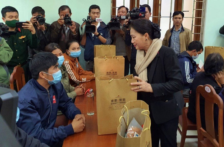 Chủ tịch Quốc hội thăm, tặng quà động viên người dân vùng lũ quét, sạt lở đất ở Quảng Nam