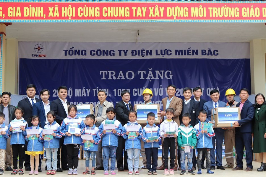 EVNNPC trao tặng quà tại Trường Tiểu học Hợp Thịnh số 2 Bắc Giang