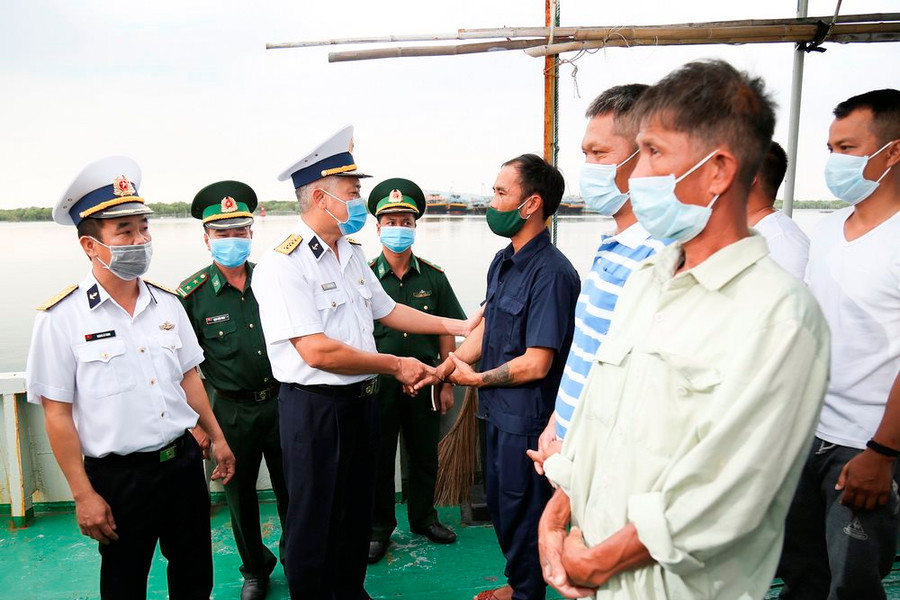 Tổng công ty Tân Cảng Sài Gòn cứu nạn và đưa 14 ngư dân về đất liền an toàn