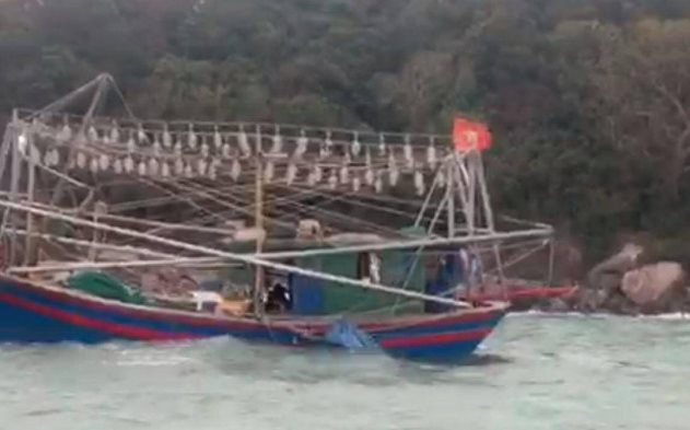 Cứu thành công ba thuyền viên tàu cá gặp nạn trên biển Quảng Ninh