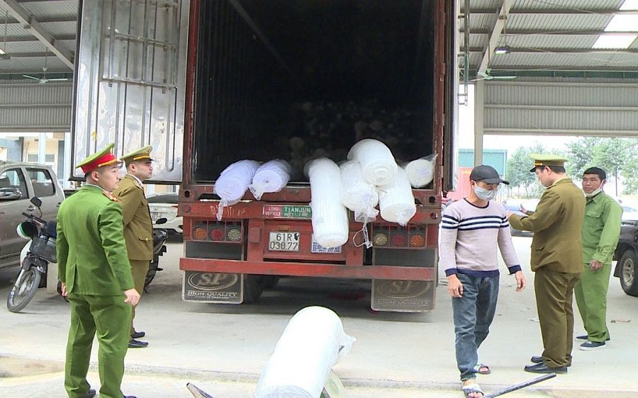 Thanh Hóa: Bắt giữ ô tô vận chuyển hơn 10 tấn hàng nghi nhập lậu