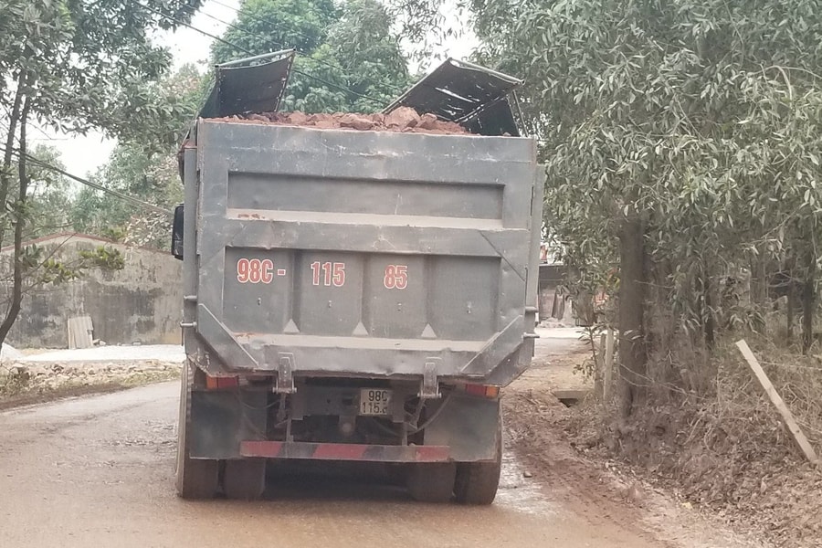 Thái Nguyên: Xe quá tải “băm nát” đường tỉnh lộ 261, cơ quan chức năng ở đâu?