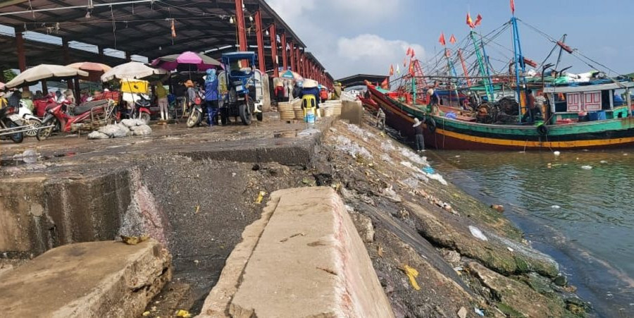 Nghệ An: Ô nhiễm nghiêm trọng tại cảng cá Lạch Vạn