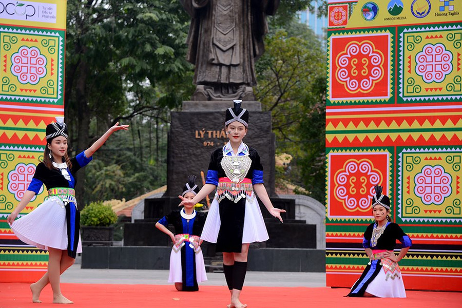 Người dân hào hứng với Tết Mông tại Thủ đô