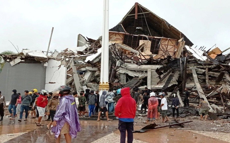 Động đất ở Indonesia san phẳng các tòa nhà ở đảo Sulawesi