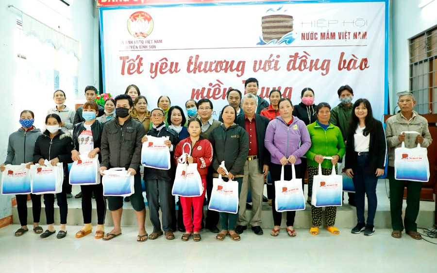 Hiệp hội Nước mắm Việt Nam làm việc tại Quảng Ngãi: Thăm 2 nhà thùng lớn, trao quà Tết cho 40 gia đình khó khăn