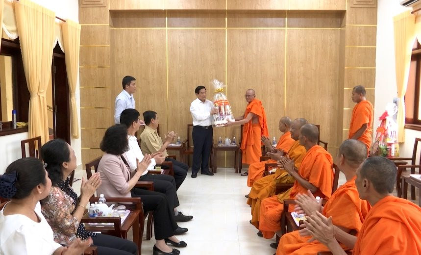 Chủ tịch Hội đồng dân tộc của Quốc hội thăm, chúc Tết Học viện Phật giáo Nam tông Khmer