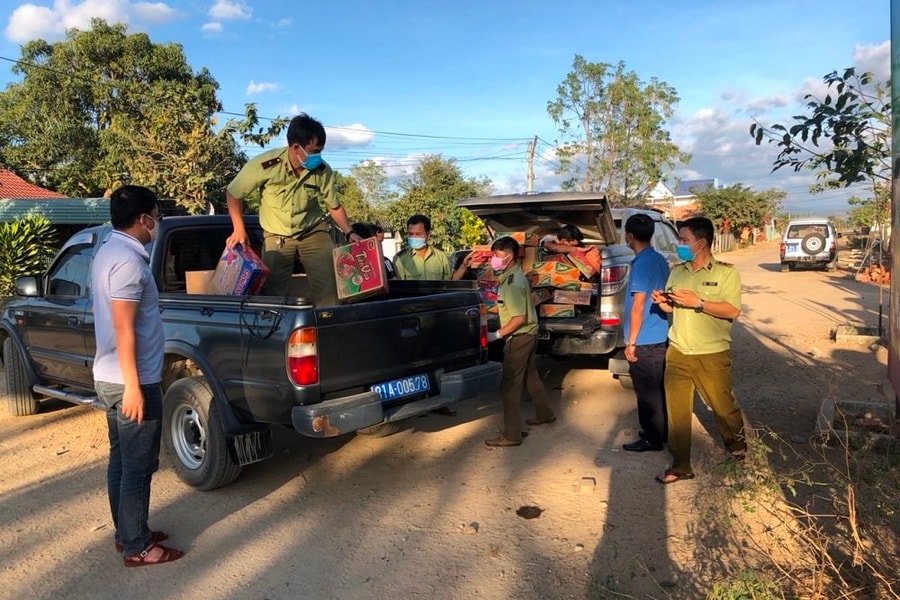 Quản lý thị trường Gia Lai chuyển khẩu trang và mì tôm vào tâm dịch Covid-19