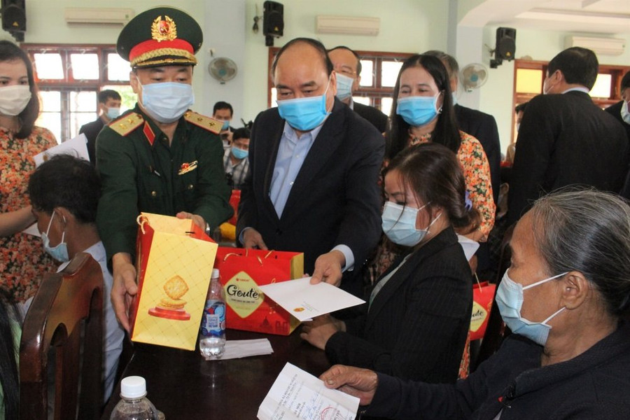 Thủ tướng Nguyễn Xuân Phúc tặng quà Tết gia đình chính sách, hộ nghèo ở Quảng Nam