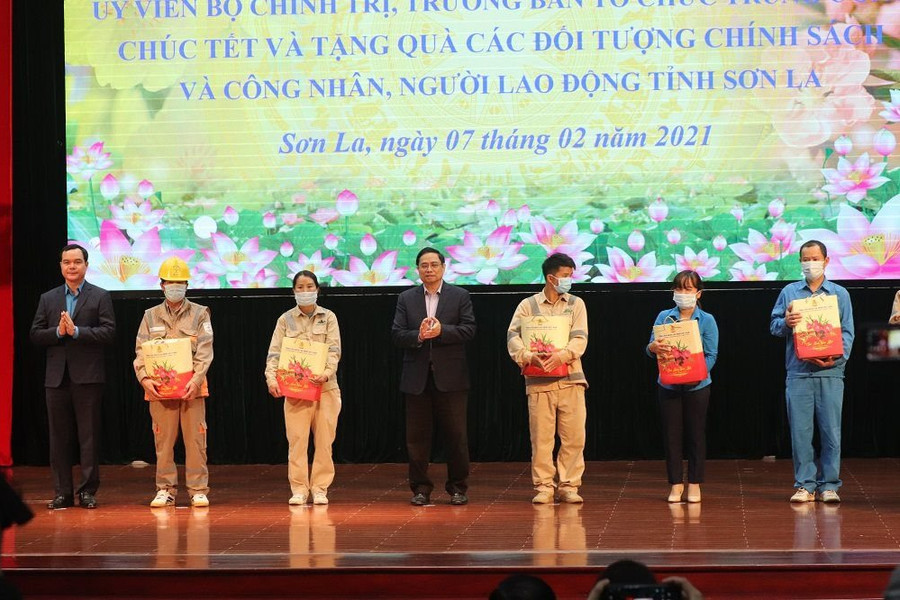 Trưởng Ban Tổ chức Trung ương Phạm Minh Chính thăm, tặng quà các đối tượng chính sách tỉnh Sơn La