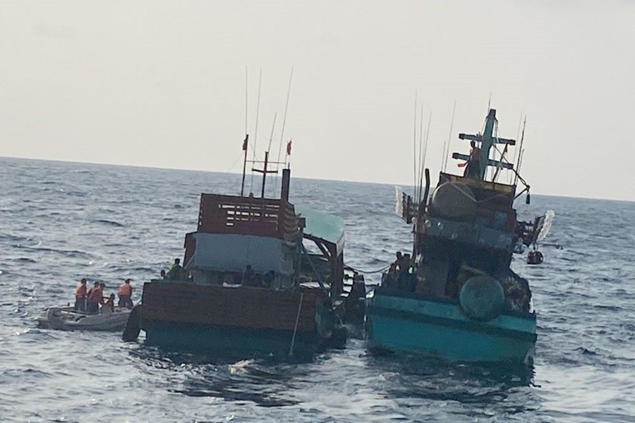Cảnh sát biển cứu nạn thành công tàu cá CM92411TS tại vùng biển Tây Nam