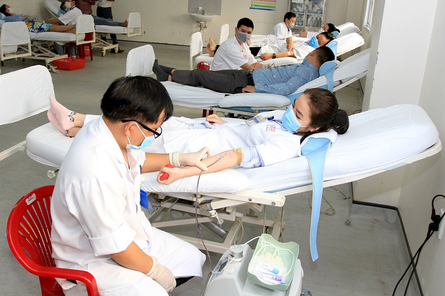 Huế: Thiếu hụt nguồn máu trước đại dịch COVID – 19, hàng trăm thầy thuốc hiến máu tình nguyện