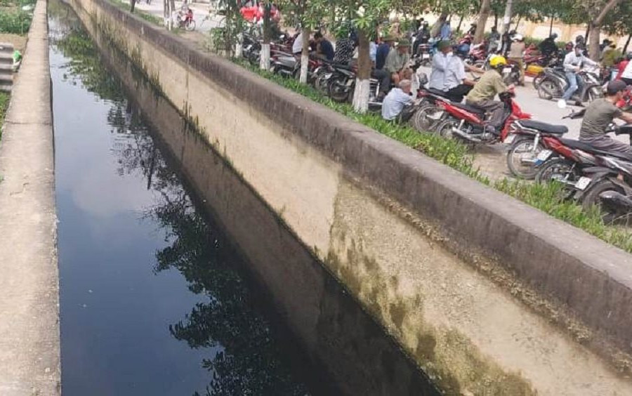 TP Vinh (Nghệ An): Nước thải đen ngòm “tấn công” mương tưới tiêu