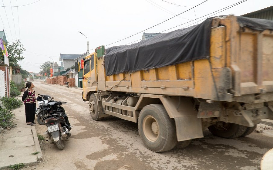 Đông Sơn (Thanh Hóa): Xe tải chở đá “hành” dân