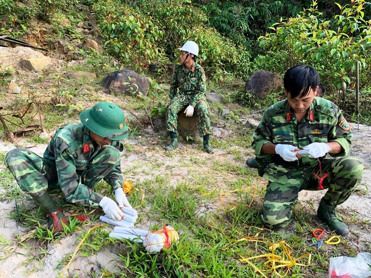 Đà Nẵng: Dùng thuốc nổ đánh sập các hầm vàng trái phép