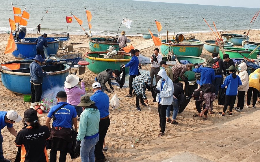 Sinh viên PVU tham gia chiến dịch  “Hãy làm sạch biển - Vì một Việt Nam xanh”