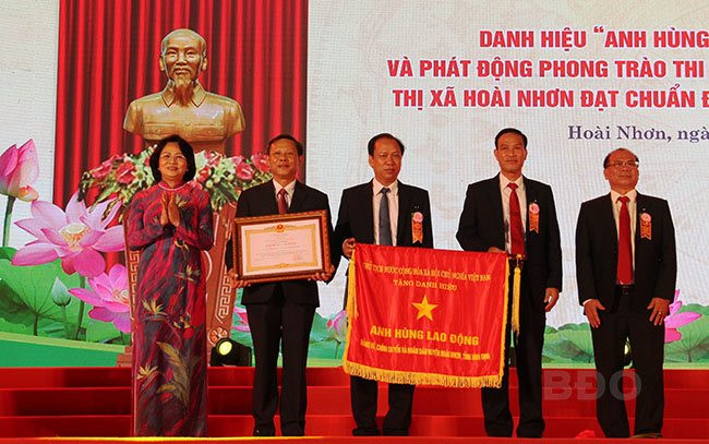 Phó Chủ tịch nước Đặng Thị Ngọc Thịnh trao danh hiệu “Anh hùng lao động” thời kỳ đổi mới cho thị xã Hoài Nhơn