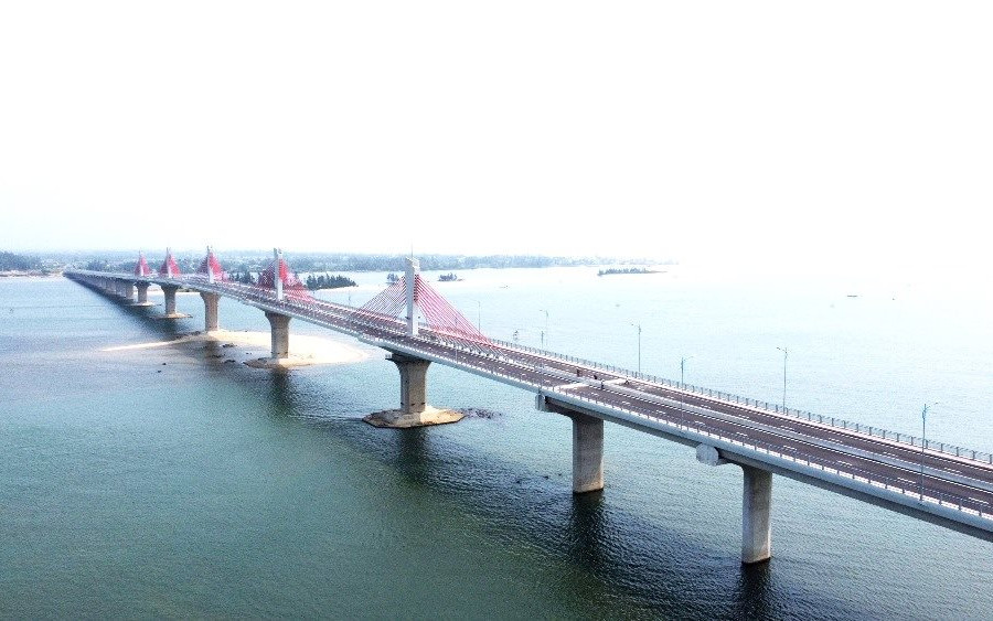 Quảng Ngãi: Cận cảnh cây cầu ngàn tỷ "phơi sương" sau 5 tháng thông xe kỹ thuật 
