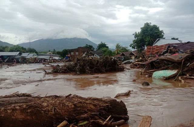 Ít nhất 76 người chết do lũ lụt và lở đất tại Indonesia và Đông Timor