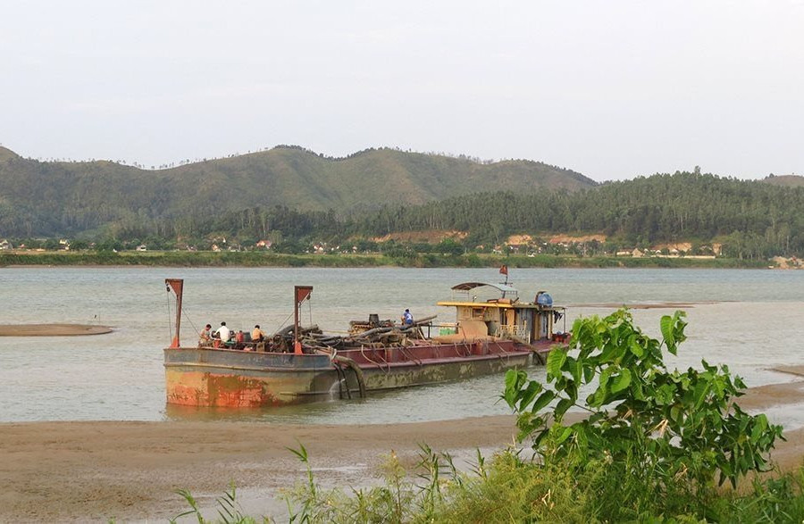Hà Tĩnh: Bắt giữ hai sà lan hút cát trái phép trên sông Lam